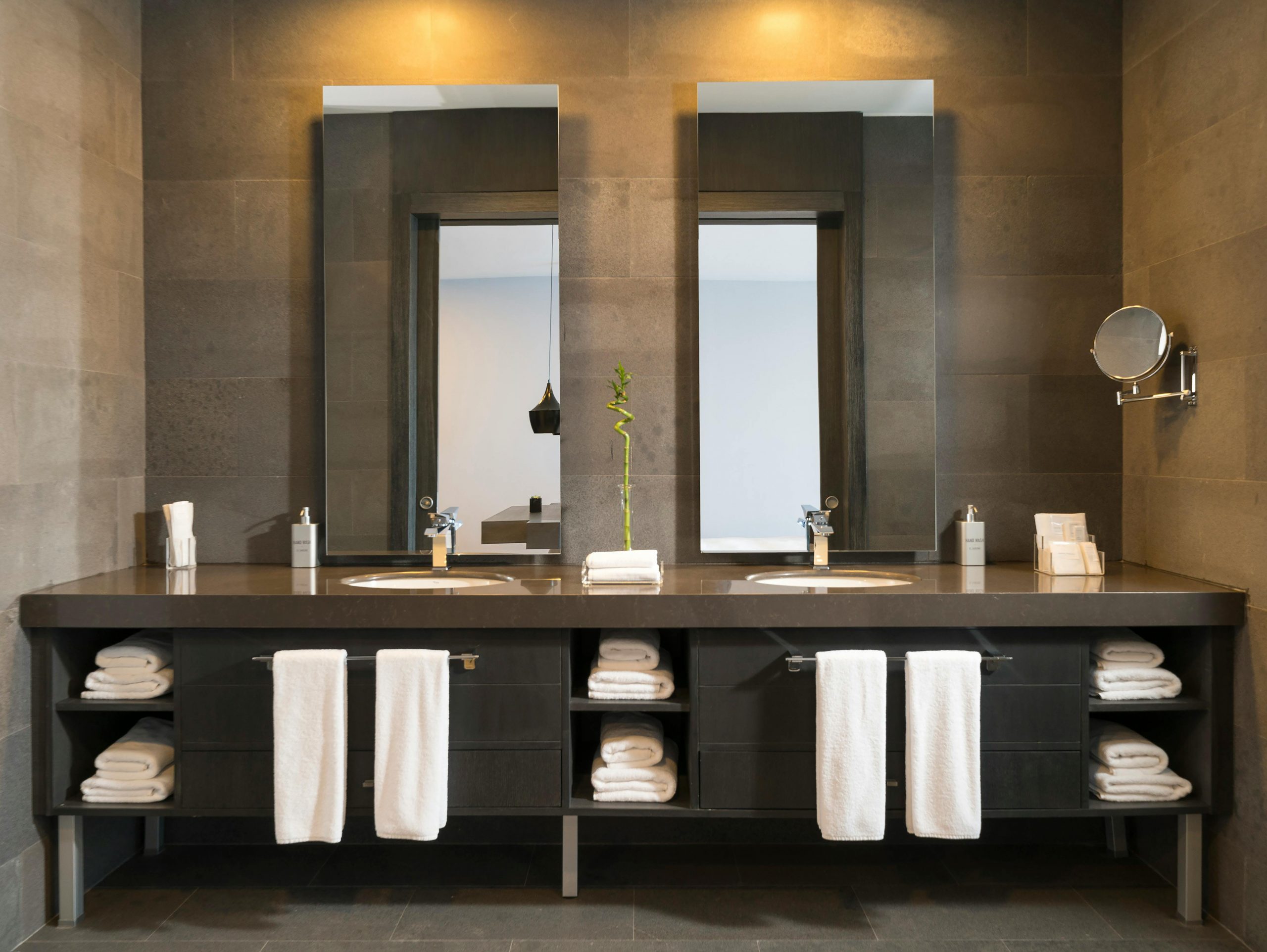 Reformas de baños en Barcelona por 4Metros: baño reformado con ducha a ras de suelo, cerámica italiana y mobiliario a medida